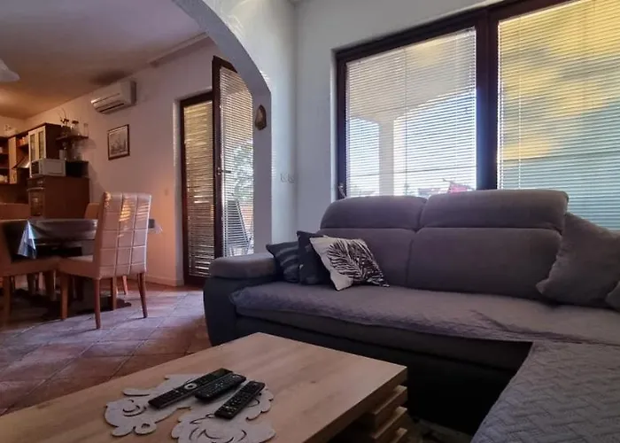 Luka Apartment *